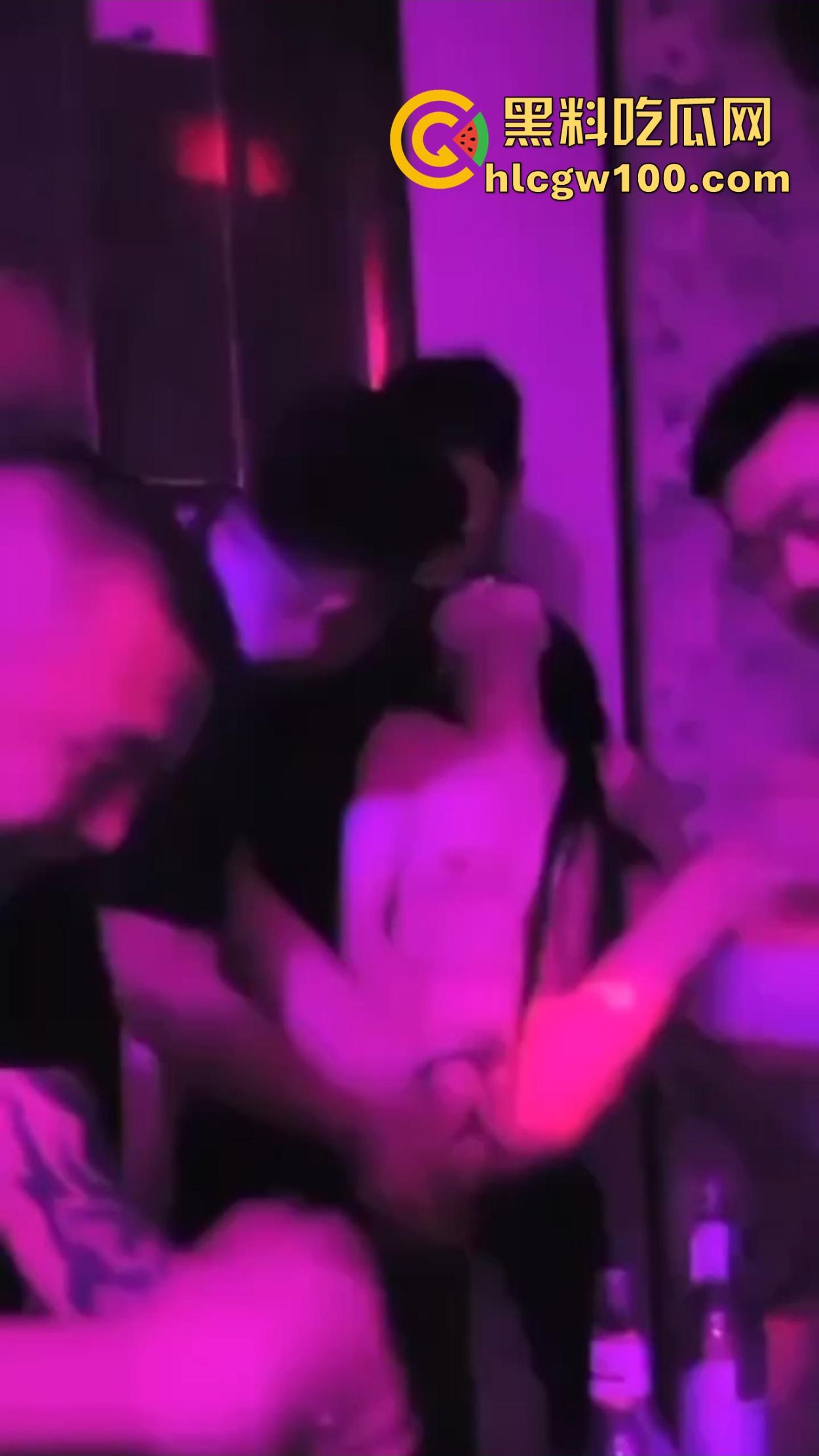 杭州拜金女『孙瑶晴』当众用逼喝酒，一瓶啤酒塞小穴就拿2000，大哥们钱多玩的花骚穴吹七八瓶就差旋起来了！-9