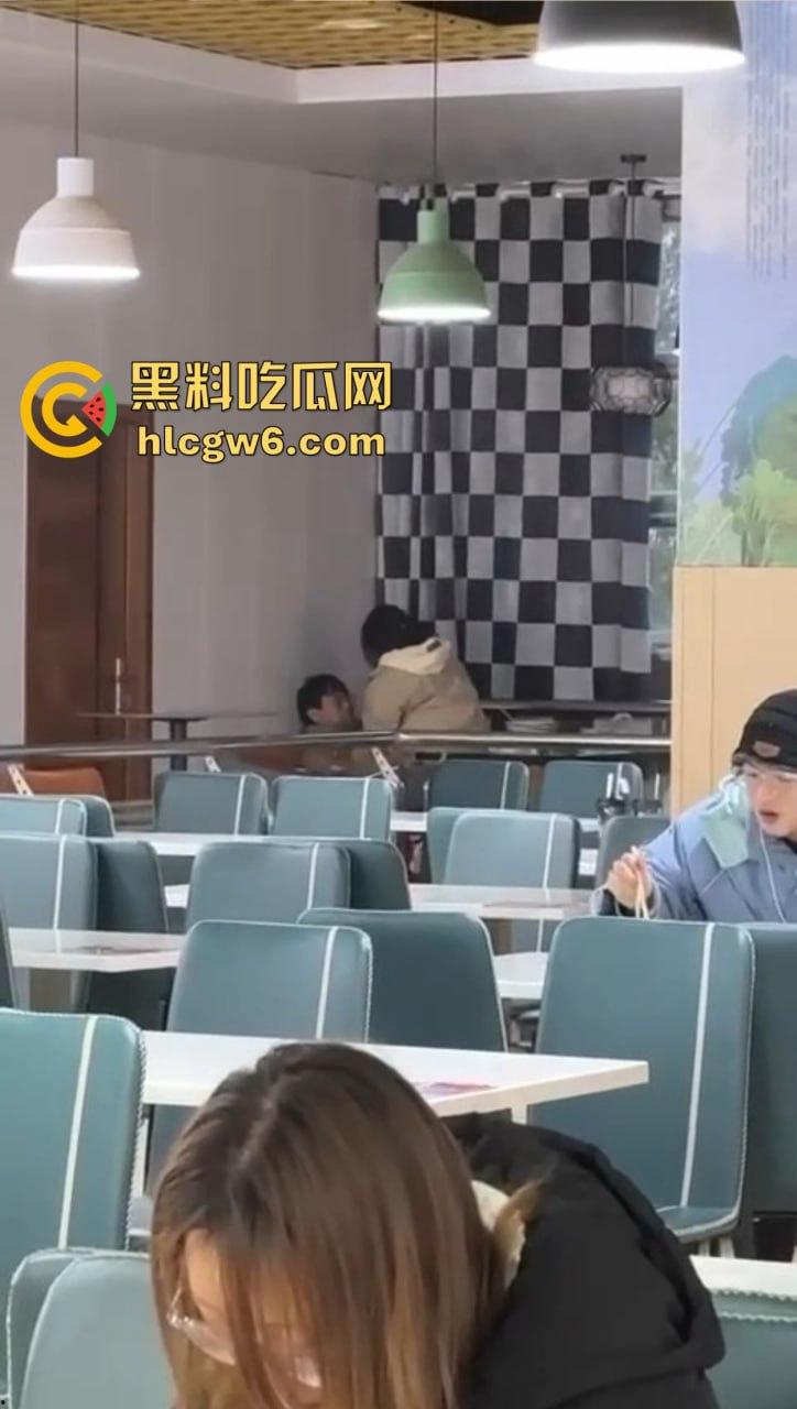 山东大学离谱实录 学姐天冷懒得野战，直接食堂里开草，学姐羽绒服遮挡现场摇动，学弟学妹边吃饭边看真人秀！-7