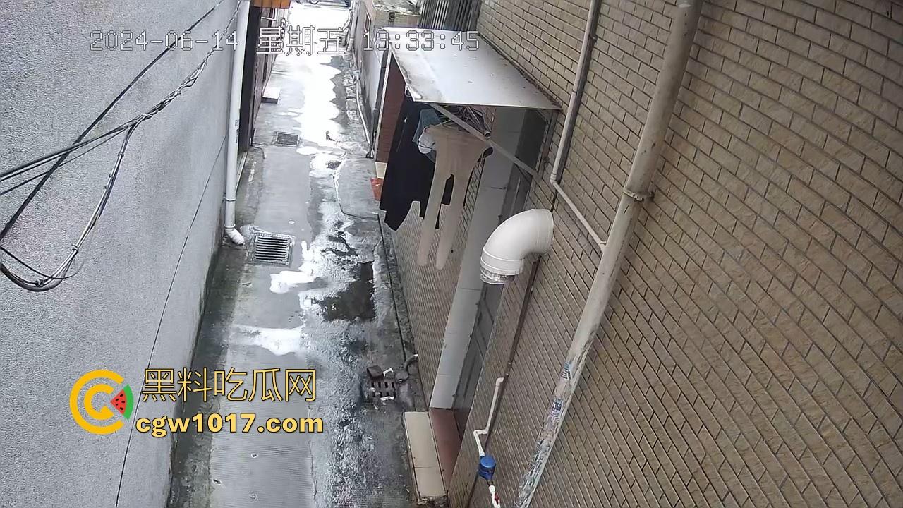 戴着红领巾偷丝袜!小学生大胆偷取少妇原味衣物,身高不够工具来凑,白袜丝袜统统收入囊中,原味控从小练起!-4