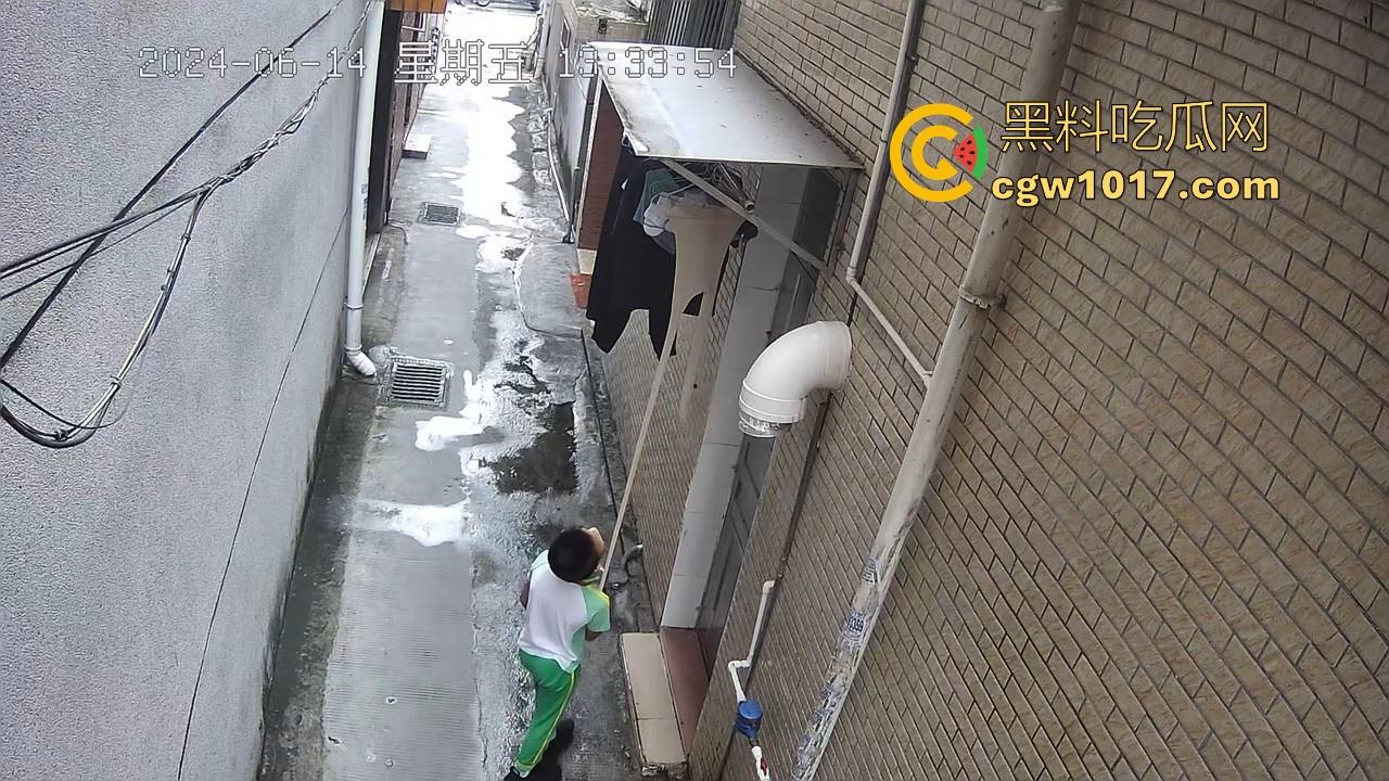 戴着红领巾偷丝袜!小学生大胆偷取少妇原味衣物,身高不够工具来凑,白袜丝袜统统收入囊中,原味控从小练起!-5