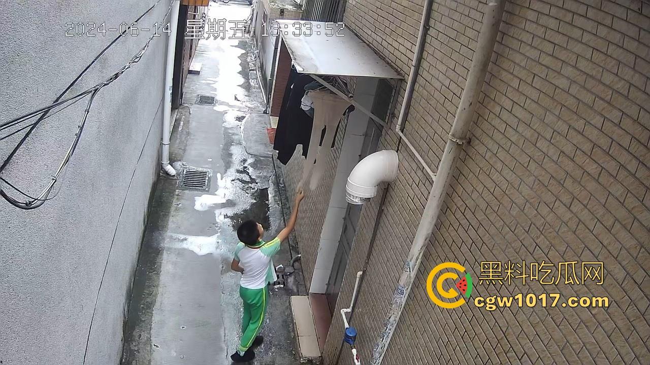 戴着红领巾偷丝袜!小学生大胆偷取少妇原味衣物,身高不够工具来凑,白袜丝袜统统收入囊中,原味控从小练起!-6