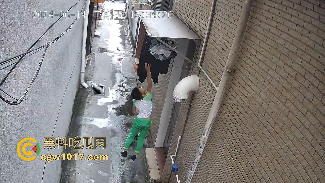 戴着红领巾偷丝袜!小学生大胆偷取少妇原味衣物,身高不够工具来凑,白袜丝袜统统收入囊中,原味控从小练起!-9