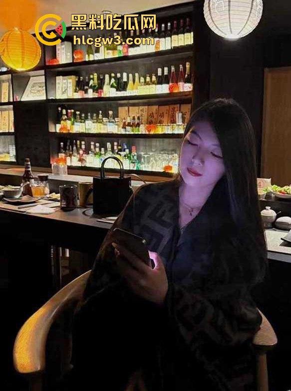 丽江艳遇操到腿软 高冷仙女『白若溪』车震玩野了 粉嫩无毛逼在后座湿的车垫都湿了  这骚逼这是尿了把？-1