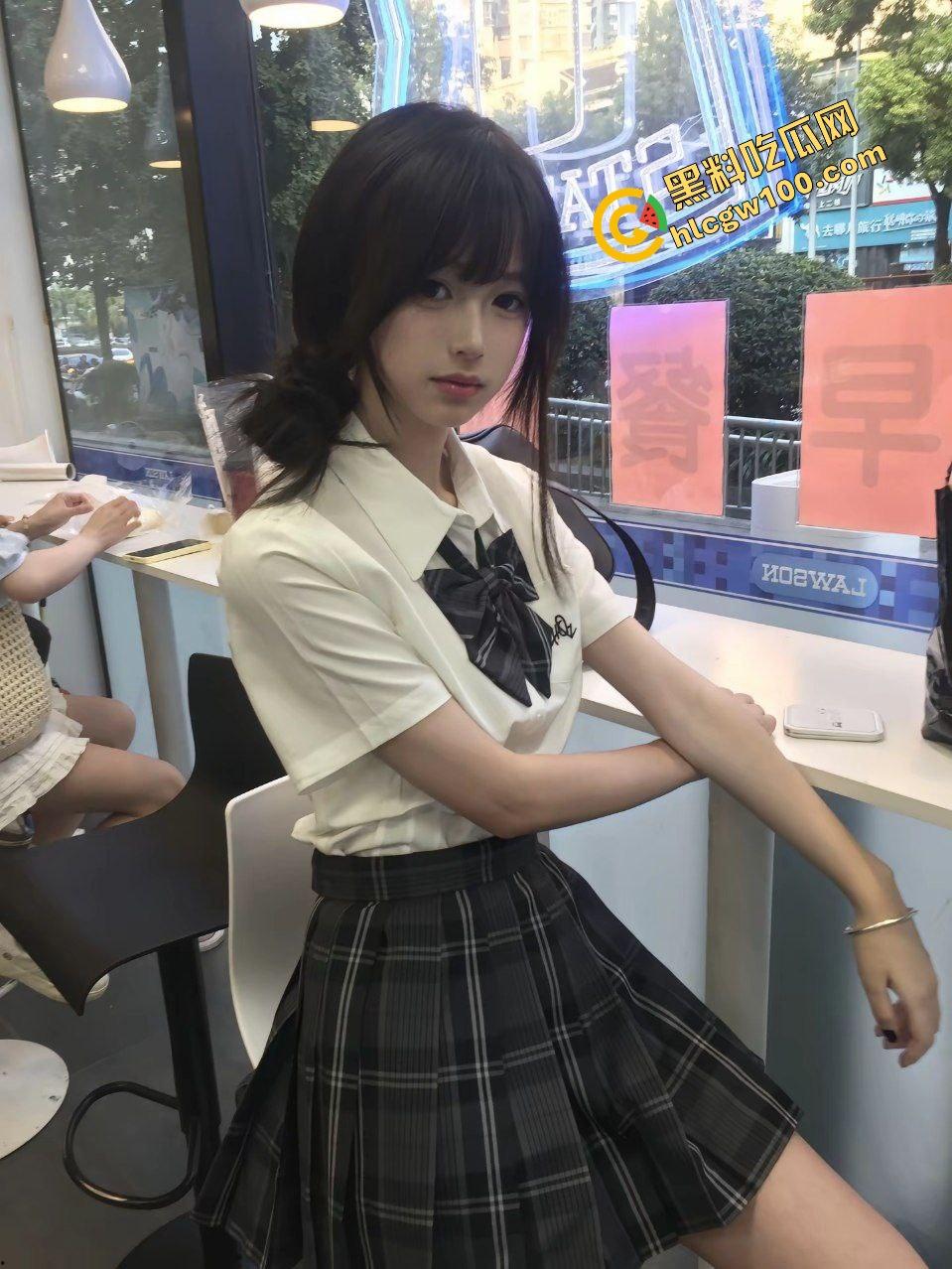 长沙民政JK清纯嫩妹反差婊【张雅萱】极品粉穴自拍全裸脱衣,尿盆诱惑洗澡供金主!独家曝光流出!-2