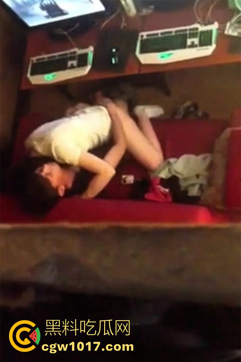 兄弟女友不客气！真实偷拍网吧偷情，男友有急事回家，结果刚走骚逼就吃上他兄弟的鸡巴，女上位疯狂抽插。-6