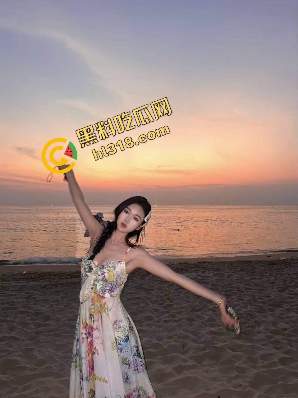 健身房高能活春宫，女的倒挂哑铃杠上被猛操，女的当人体沙袋，教练掏出鸡巴开干，操到断力叫不出声！-3