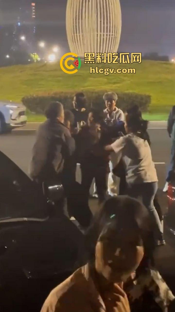 福州女子给已婚男发暧昧信息天天发骚 全家总动员婆媳联手抓小三  打成狗了这是！-6