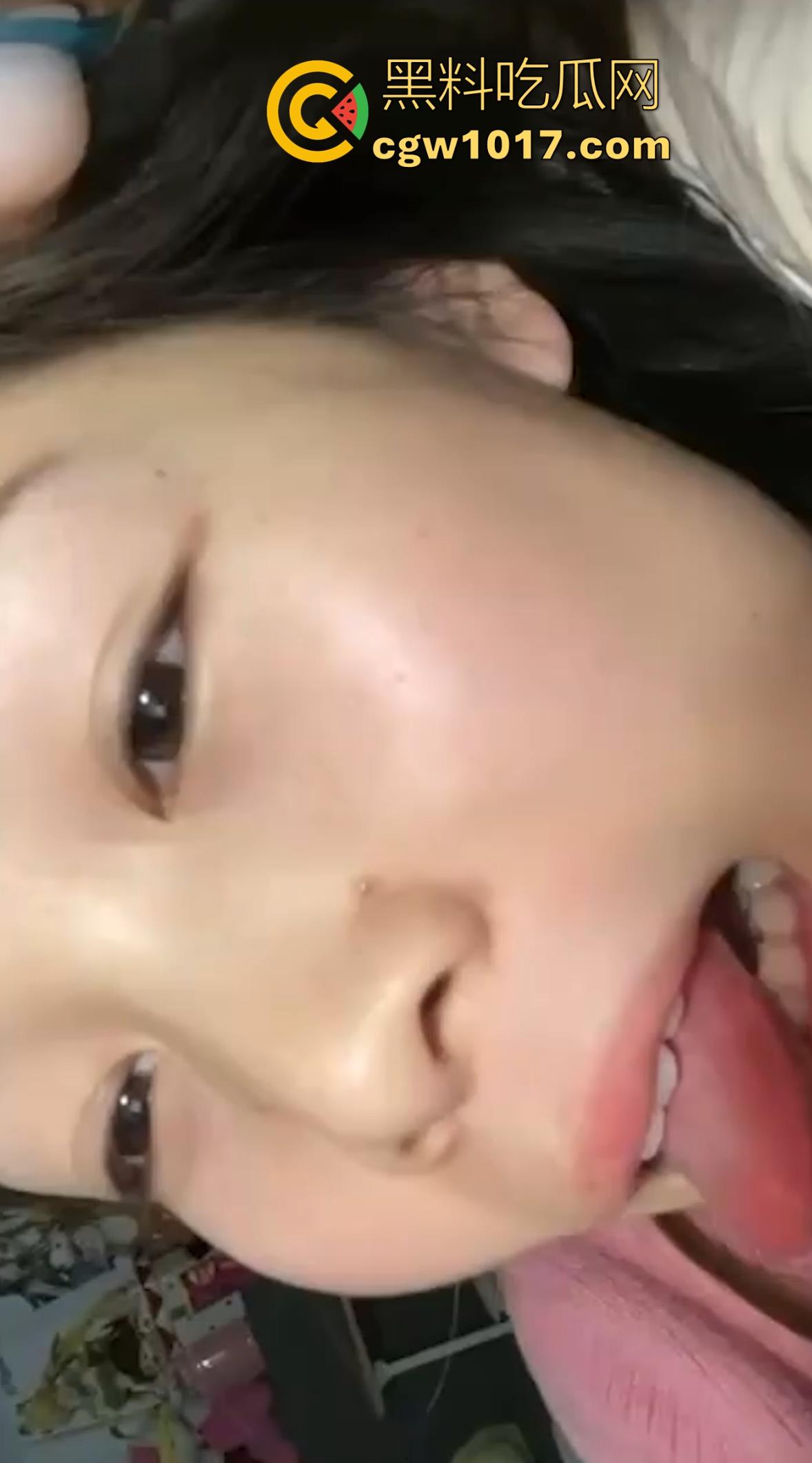 职校反差学生妹【张雯雯】欲望爆棚自拍摸逼勾引，白虎骚穴光溜溜一线天，粉嫩唇瓣已湿漉漉，纤指探入穴心抠挖深搅！-5