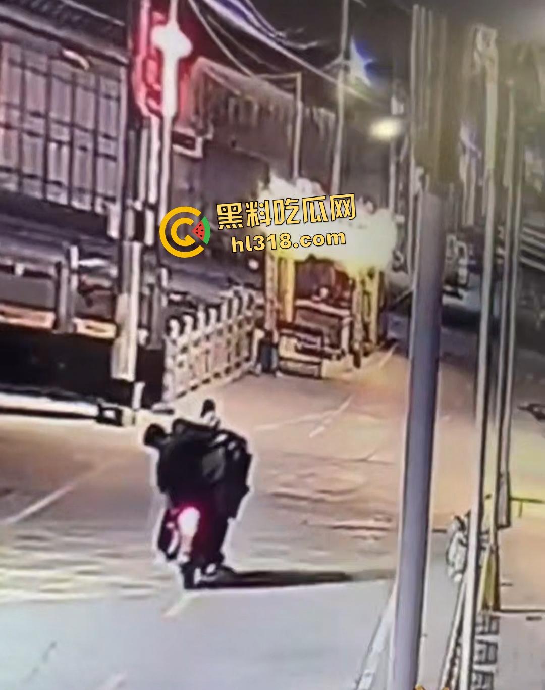 精神小伙深夜化身盗圣！胆大包天偷走功德箱，穷疯狂徒连神明钱财都敢劫！-6