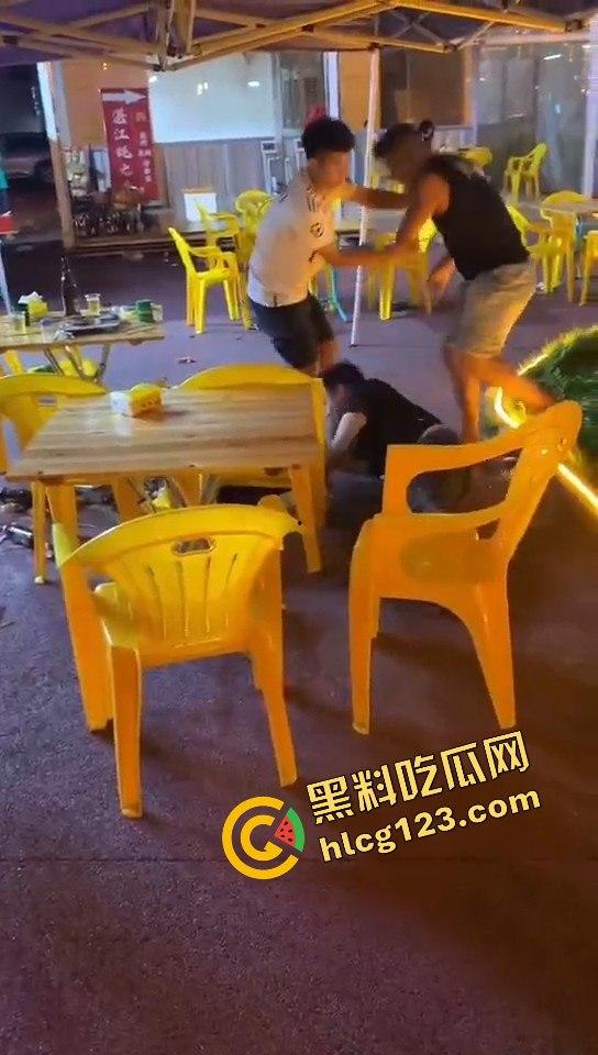 又菜又爱装！厦门夜市惨案：带妹口嗨被暴揍，健身男一脚踹飞小妹，烟头直接灭头上！-1