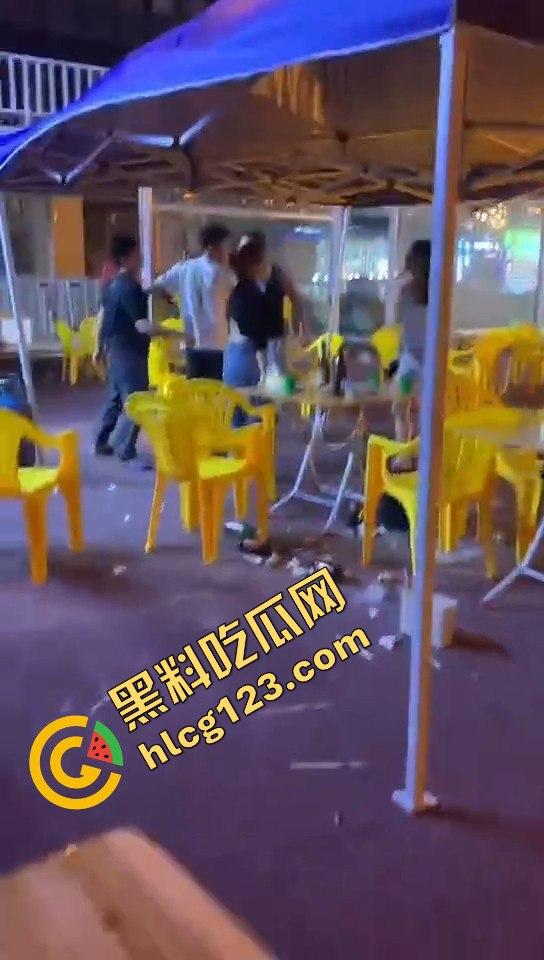 又菜又爱装！厦门夜市惨案：带妹口嗨被暴揍，健身男一脚踹飞小妹，烟头直接灭头上！-2
