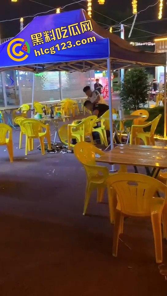又菜又爱装！厦门夜市惨案：带妹口嗨被暴揍，健身男一脚踹飞小妹，烟头直接灭头上！-3