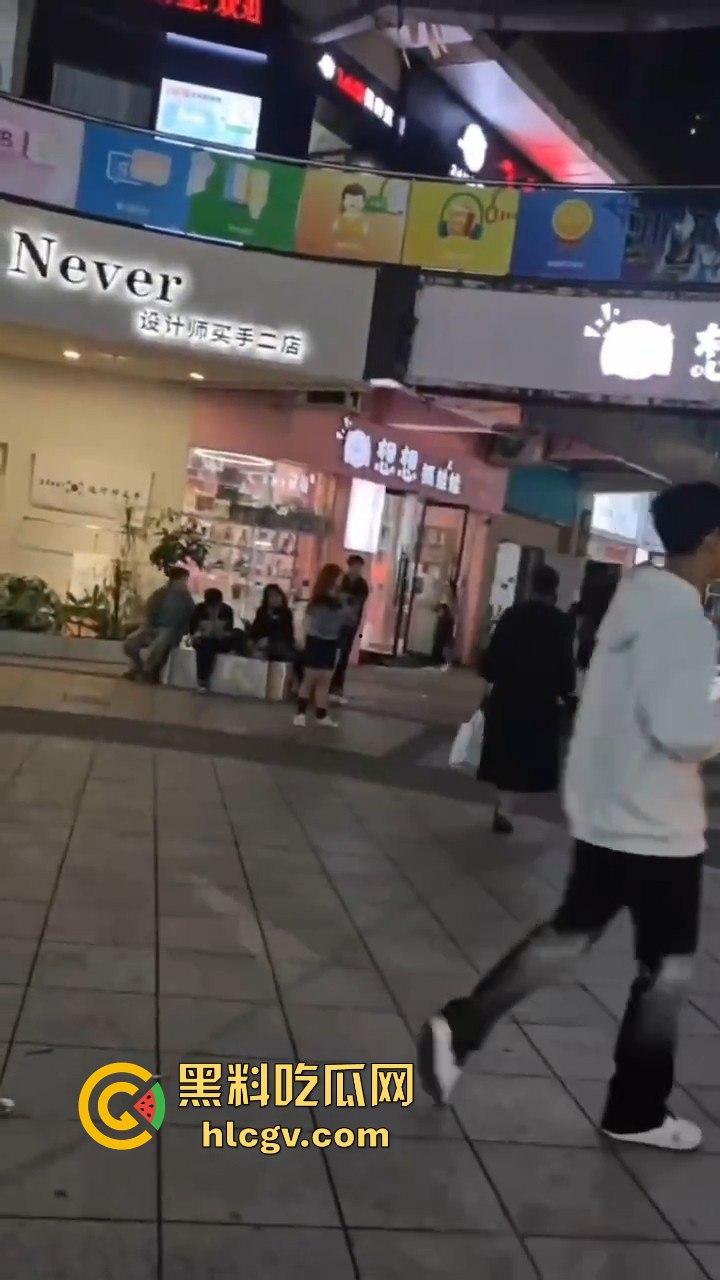 温州龙港财富广场精神小妹街头开打，围观群众看得热闹非凡-1