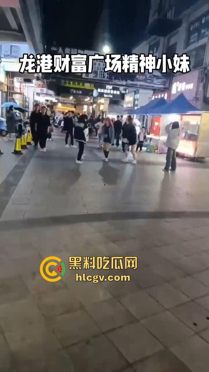 温州龙港财富广场精神小妹街头开打，围观群众看得热闹非凡-2