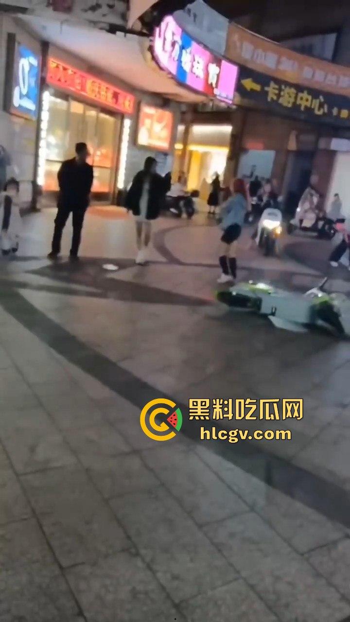 温州龙港财富广场精神小妹街头开打，围观群众看得热闹非凡-5