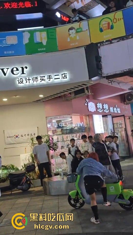 温州龙港财富广场精神小妹街头开打，围观群众看得热闹非凡-9