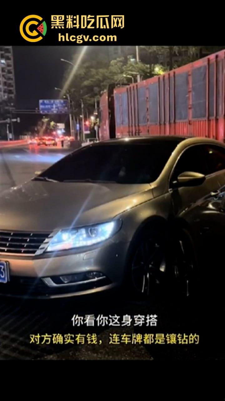 你这一身衣服值50块钱吗？ 男子开老款CC路怒美式拦截特斯拉 并辱骂对方是穷逼！-10