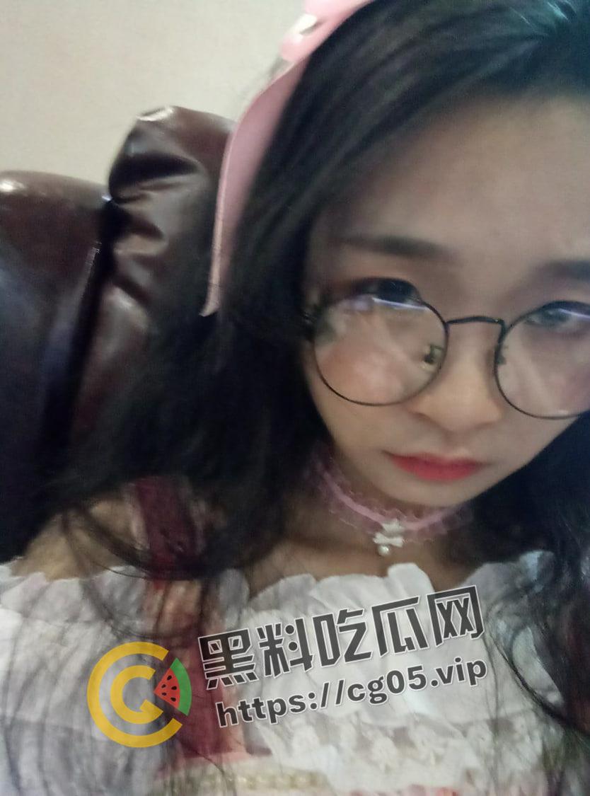 苏州邻家小妹妹 神似狗头萝莉 皮肤白嫩戴眼镜和跪下求精吃的样子反差感拉满-3