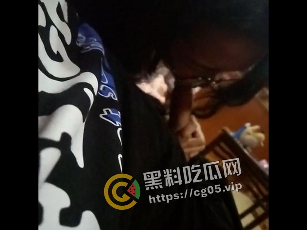 苏州邻家小妹妹 神似狗头萝莉 皮肤白嫩戴眼镜和跪下求精吃的样子反差感拉满-4