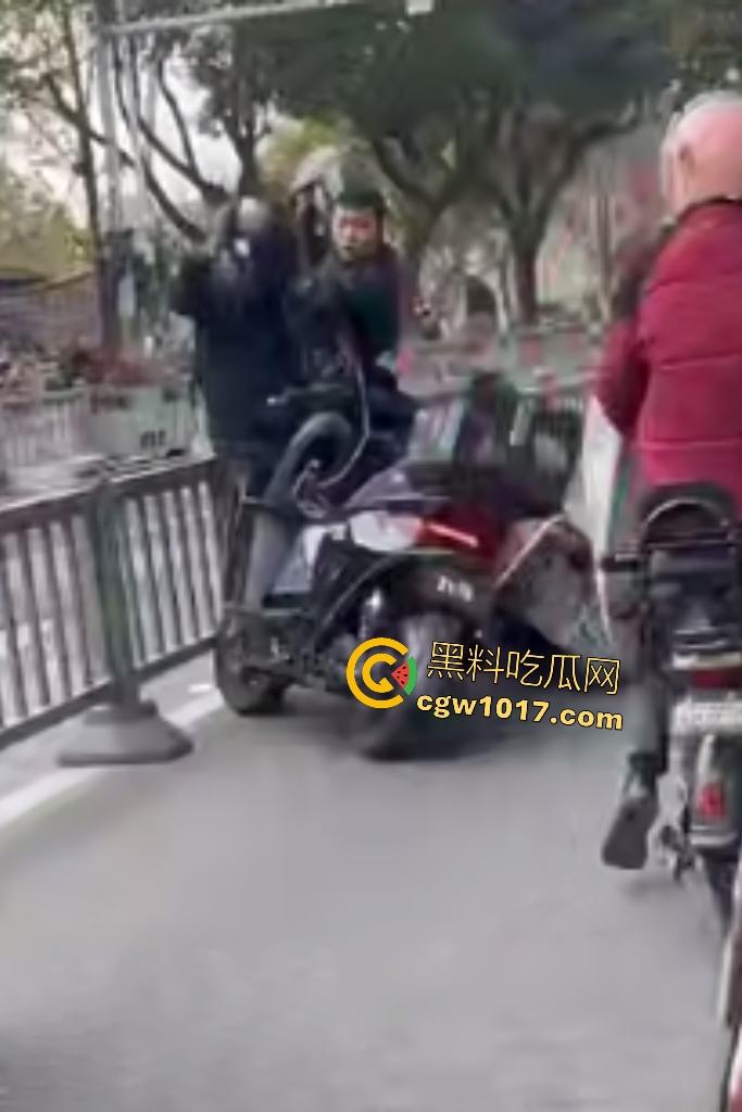 贵州路怒外卖小哥暴打逆行老大哥，头盔被一拳打爆，小哥脱头盔狂揍，从报警变惨叫，没流血倒是很丢脸！-1