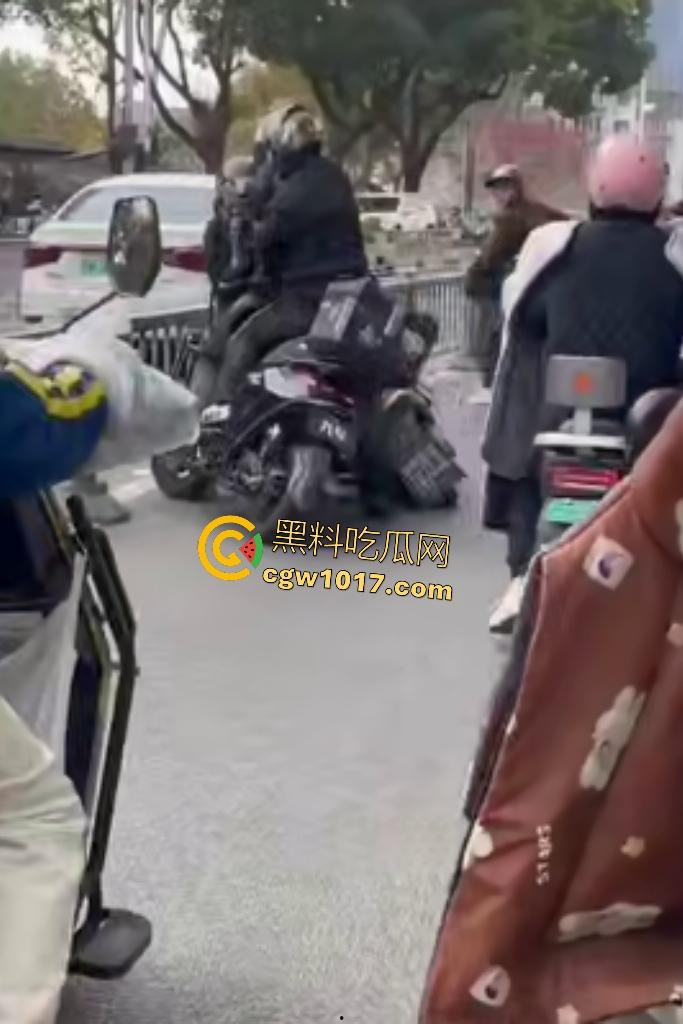 贵州路怒外卖小哥暴打逆行老大哥，头盔被一拳打爆，小哥脱头盔狂揍，从报警变惨叫，没流血倒是很丢脸！-4