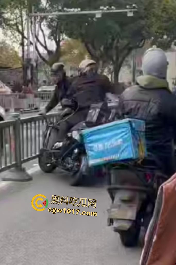 贵州路怒外卖小哥暴打逆行老大哥，头盔被一拳打爆，小哥脱头盔狂揍，从报警变惨叫，没流血倒是很丢脸！-6