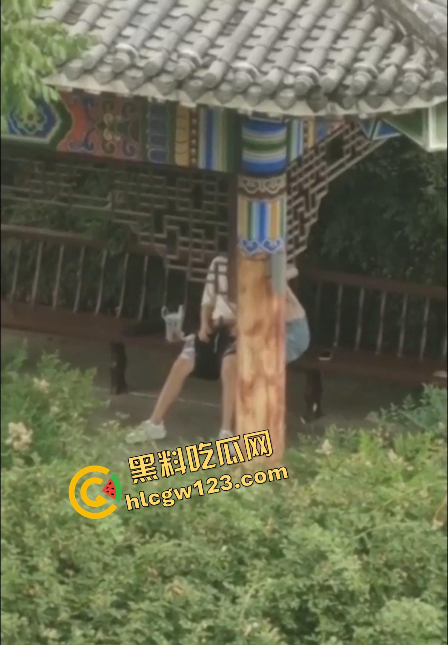 栓Q了兄弟，40秒吃屌传全校，陕西理工情侣校内凉亭乱搞疯传，妹子趴着狂吞直到男的射出来！-10