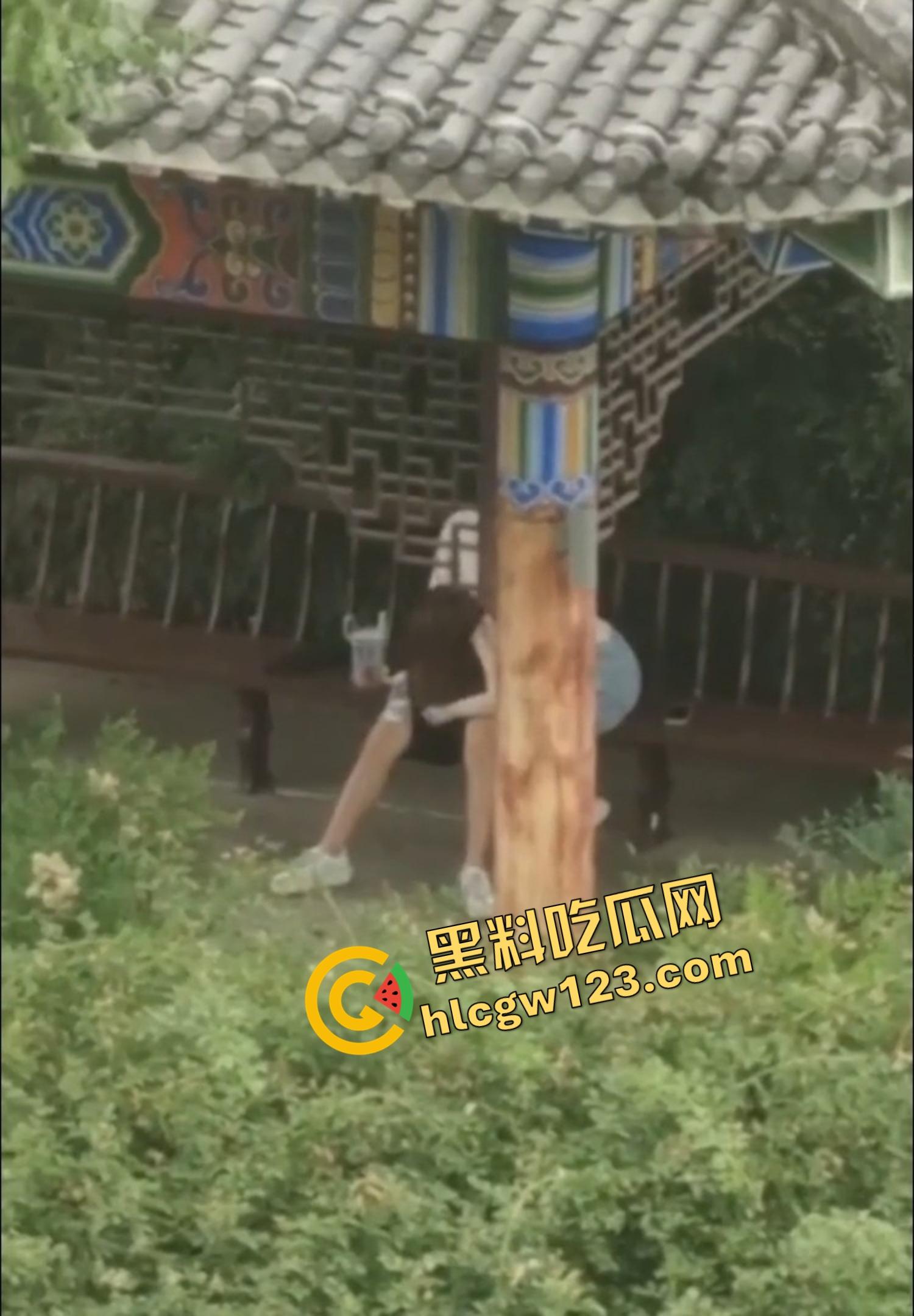 栓Q了兄弟，40秒吃屌传全校，陕西理工情侣校内凉亭乱搞疯传，妹子趴着狂吞直到男的射出来！-11