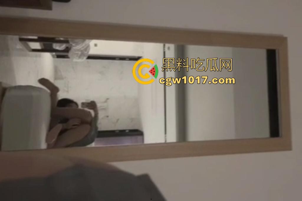 韩国顶级网红模特沦为财阀玩物，被纹身男后入开档肉丝，B紧还要擦润滑剂喷汁，像吃葡萄一样舔男人乳头！-3