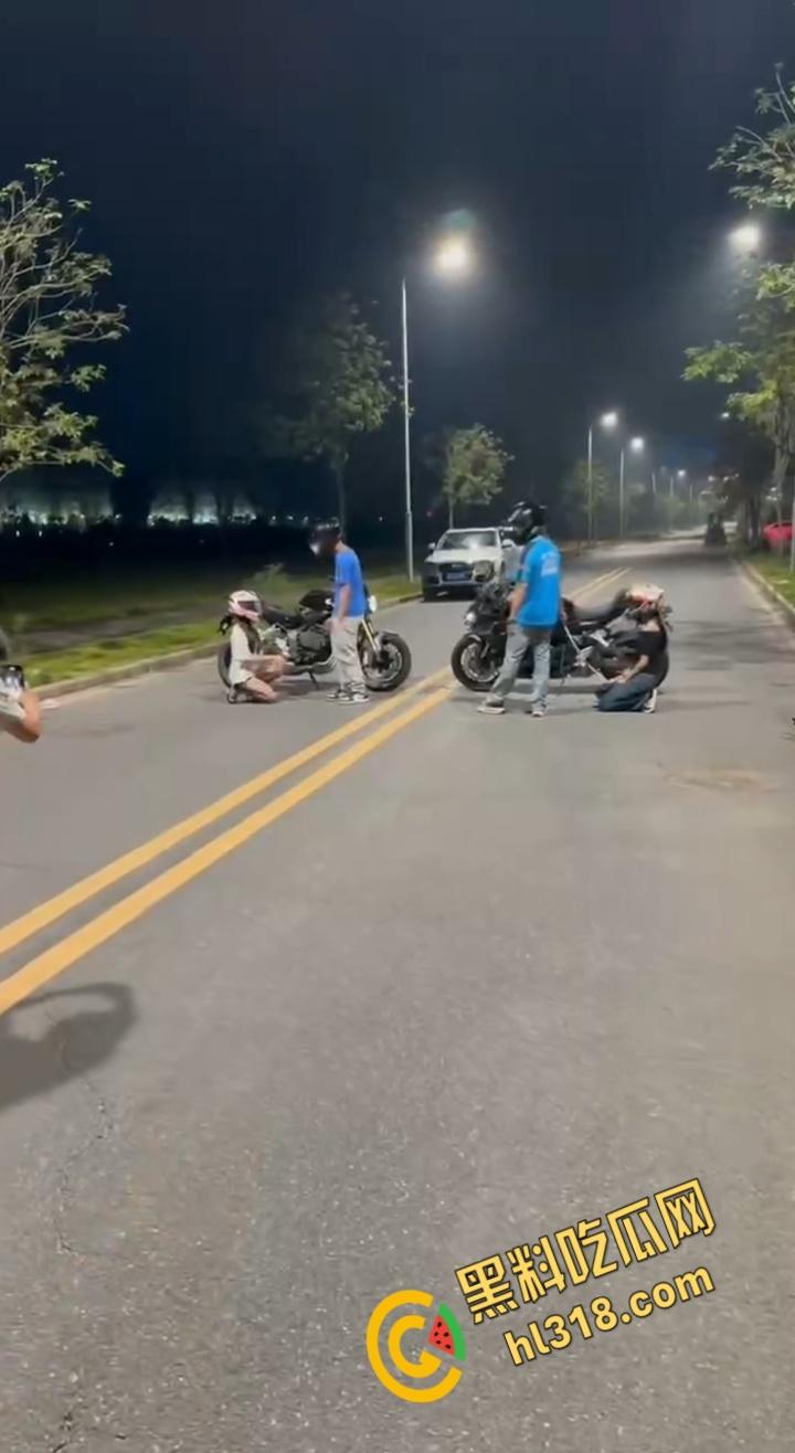 机车圈总是让人意想不到，春风车主完成主人的任务，性感黑丝女仆跪地任人调教，当街栓狗溜圈 ！-6