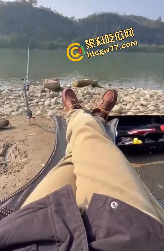 最强钓鱼媛诞生,别人在钓鱼她在钓老公,全裸甩奶抛竿甩出双峰,鱼懵了人疯了,我愿当她的鱼饵!-2