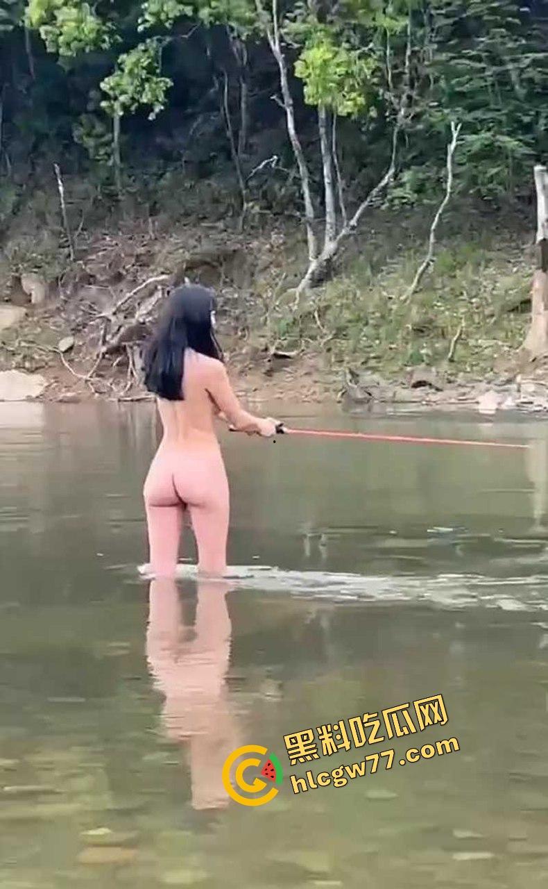 最强钓鱼媛诞生,别人在钓鱼她在钓老公,全裸甩奶抛竿甩出双峰,鱼懵了人疯了,我愿当她的鱼饵!-4