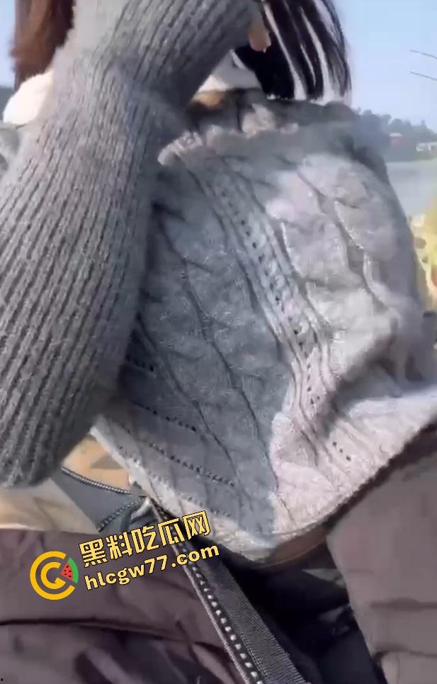 最强钓鱼媛诞生,别人在钓鱼她在钓老公,全裸甩奶抛竿甩出双峰,鱼懵了人疯了,我愿当她的鱼饵!-5