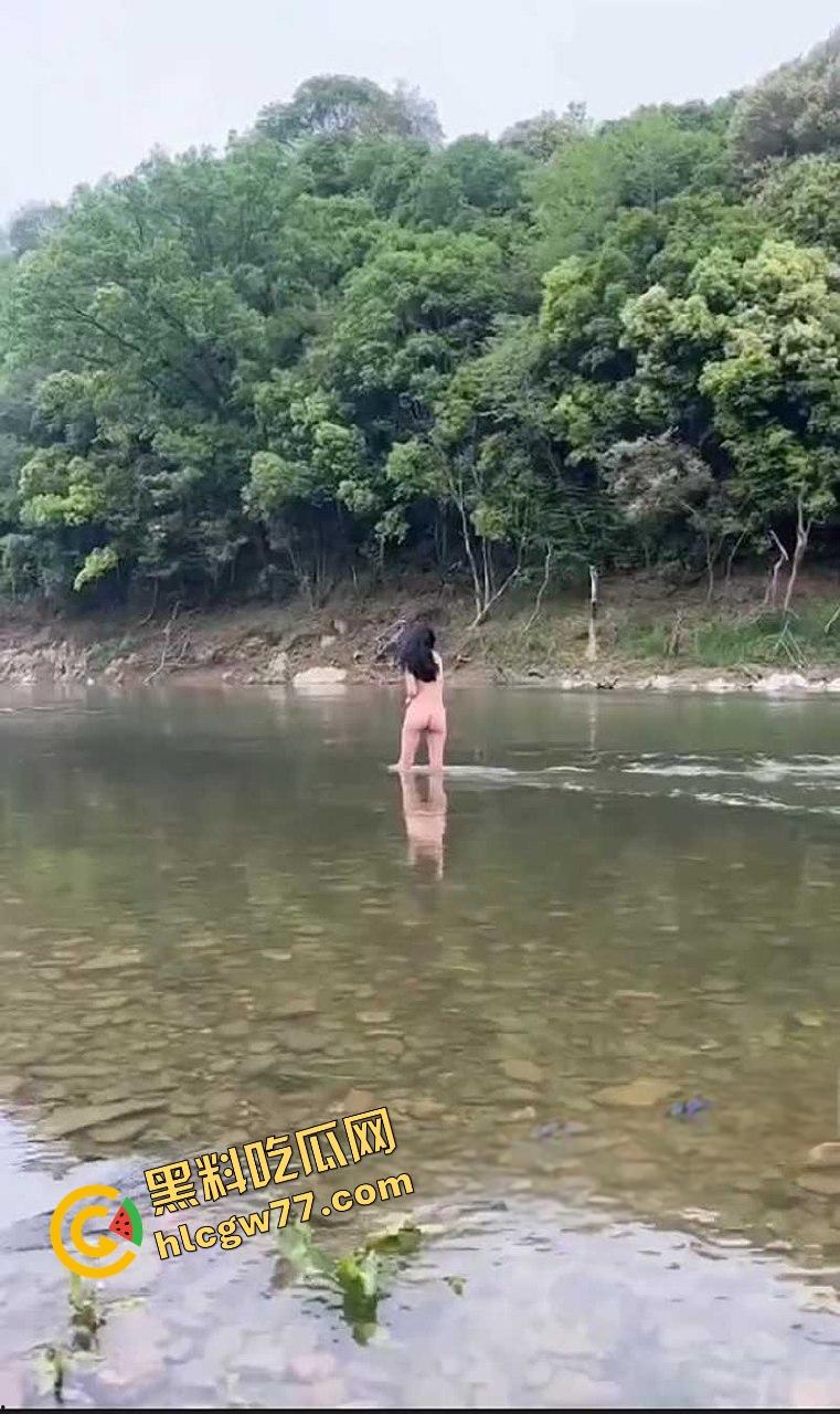 最强钓鱼媛诞生,别人在钓鱼她在钓老公,全裸甩奶抛竿甩出双峰,鱼懵了人疯了,我愿当她的鱼饵!-7