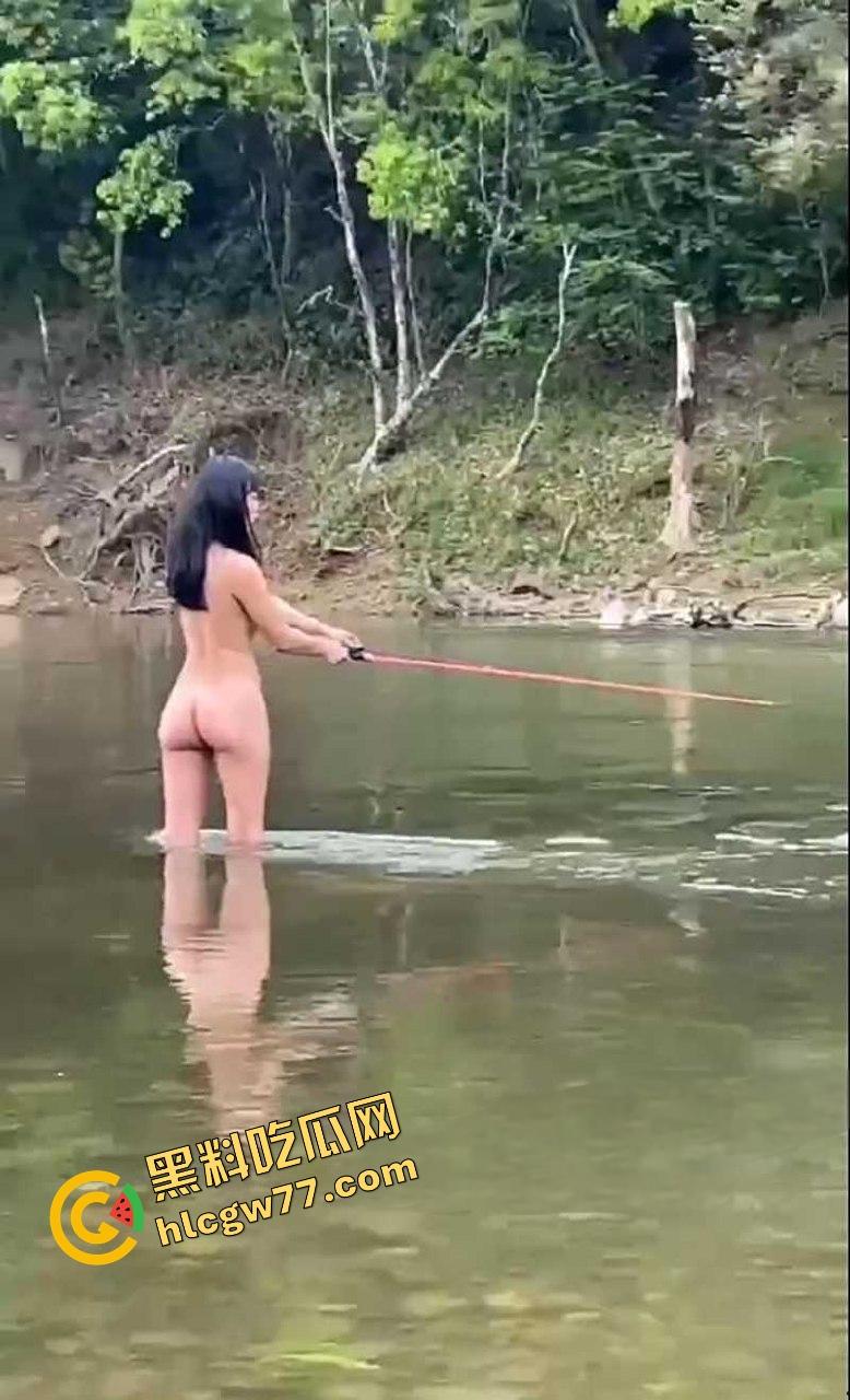 最强钓鱼媛诞生,别人在钓鱼她在钓老公,全裸甩奶抛竿甩出双峰,鱼懵了人疯了,我愿当她的鱼饵!-8