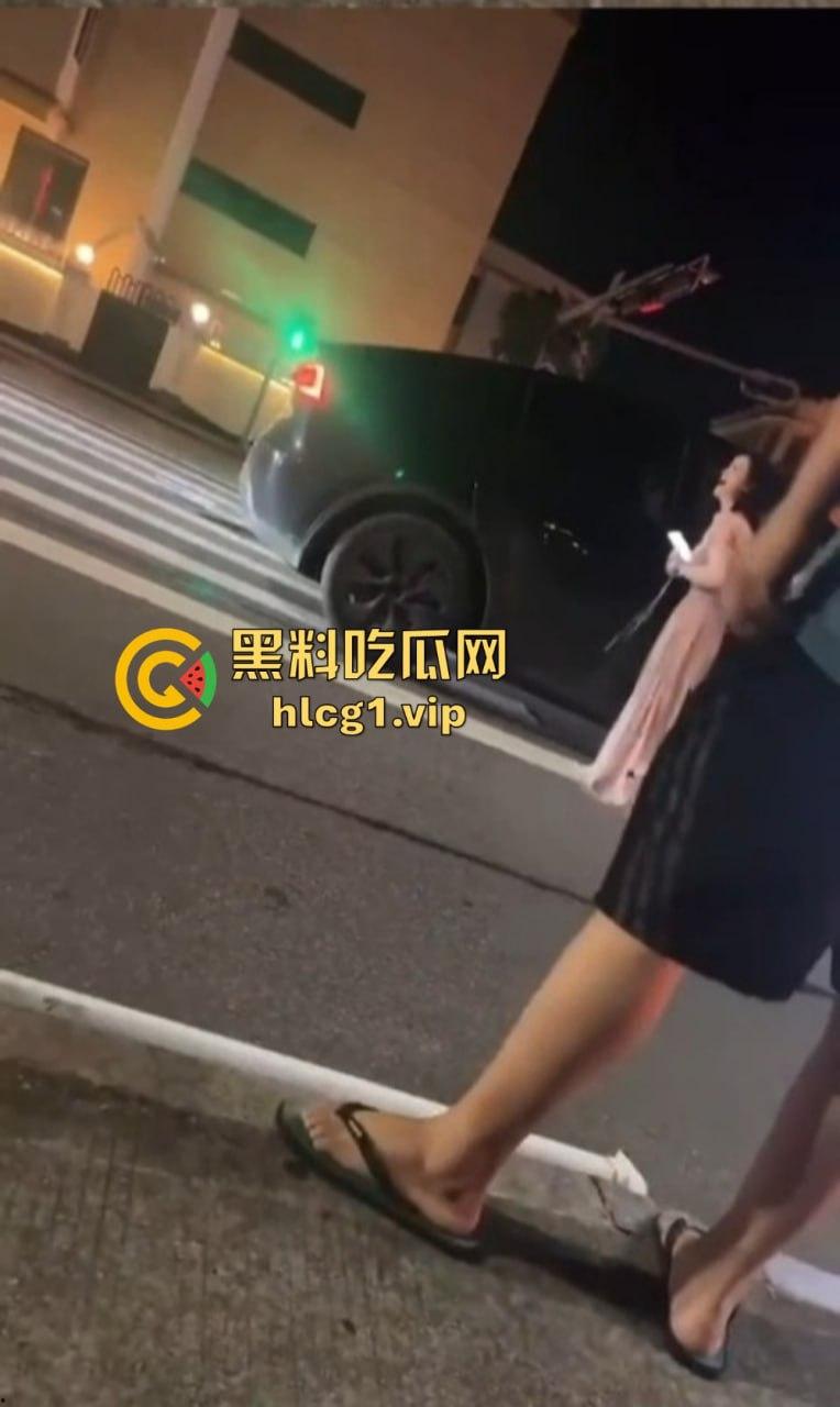 小仙女失控大闹现场！怒怼围观群众不锁死就撞死你们！当着警察面还动手打人，真把自己当仙女了？-4