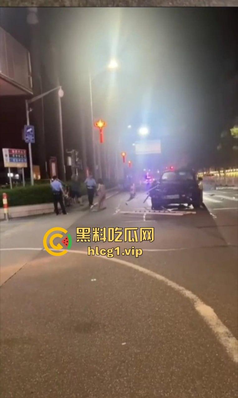 小仙女失控大闹现场！怒怼围观群众不锁死就撞死你们！当着警察面还动手打人，真把自己当仙女了？-5