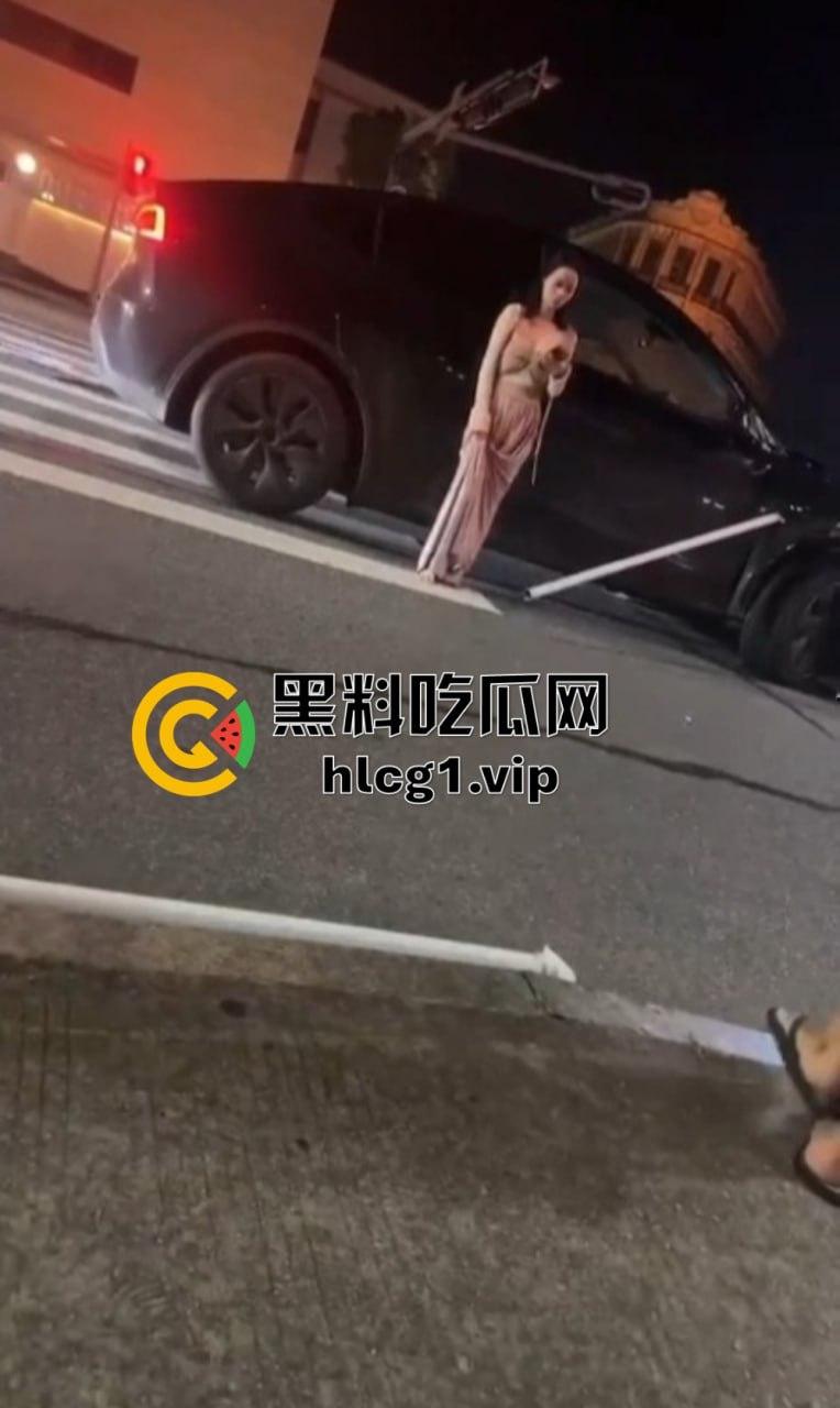 小仙女失控大闹现场！怒怼围观群众不锁死就撞死你们！当着警察面还动手打人，真把自己当仙女了？-10