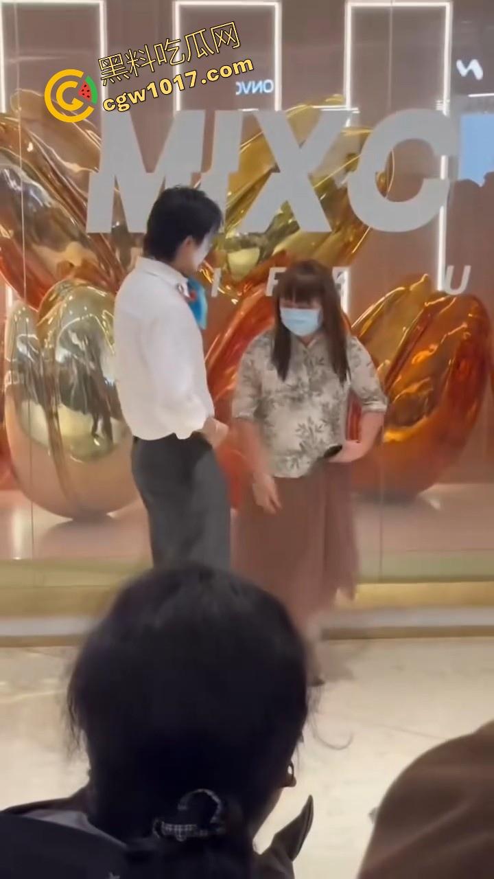 万圣节cos红姐被警察带走,我原称之为今年最佳COS,现场还跟路人玩起来跪地口交的动作,真的好像本人!-1