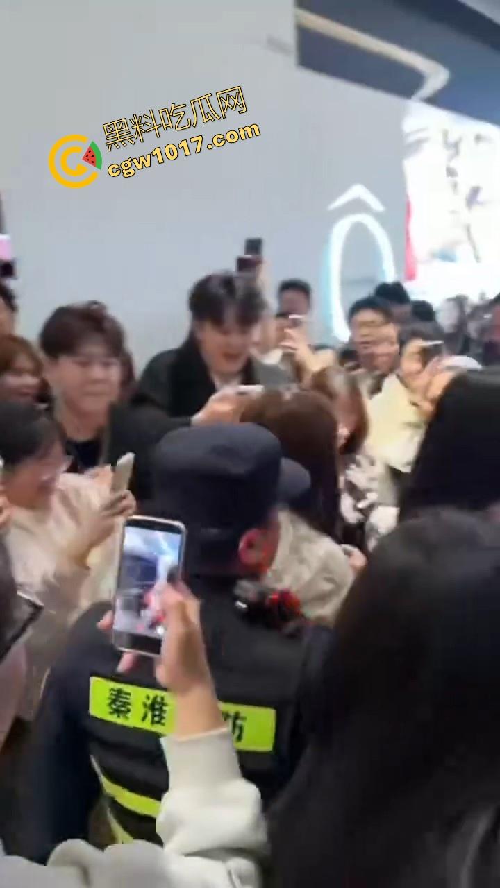 万圣节cos红姐被警察带走,我原称之为今年最佳COS,现场还跟路人玩起来跪地口交的动作,真的好像本人!-3