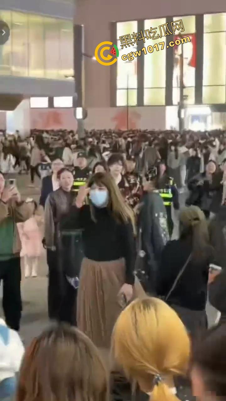 万圣节cos红姐被警察带走,我原称之为今年最佳COS,现场还跟路人玩起来跪地口交的动作,真的好像本人!-4