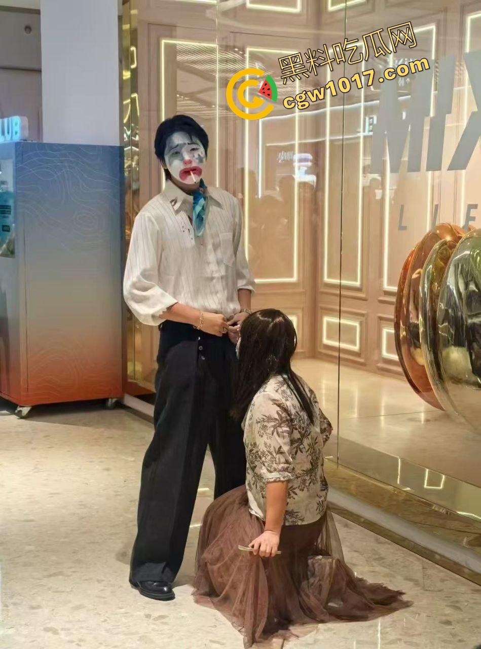 万圣节cos红姐被警察带走,我原称之为今年最佳COS,现场还跟路人玩起来跪地口交的动作,真的好像本人!-8