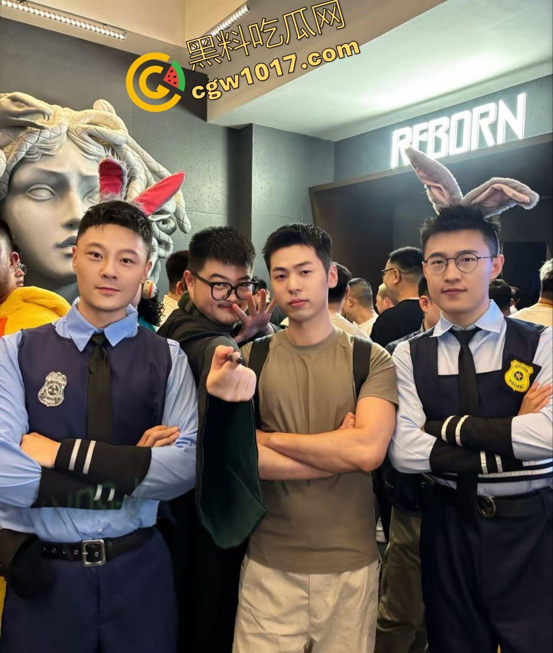 万圣节cos红姐被警察带走,我原称之为今年最佳COS,现场还跟路人玩起来跪地口交的动作,真的好像本人!-9