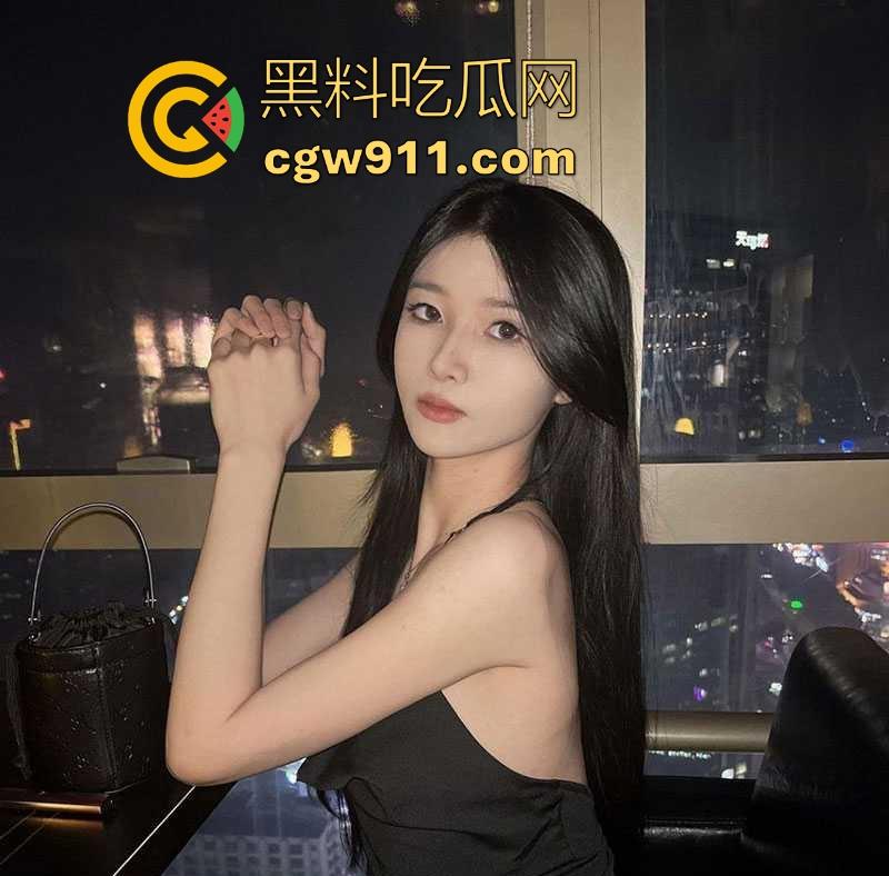 极品网红【桃夭夭】性感丝袜秀福利曝光,高颜值极品身材完美漏逼,小臀部翘得高高的,露出大屁股大长腿拍照!-6