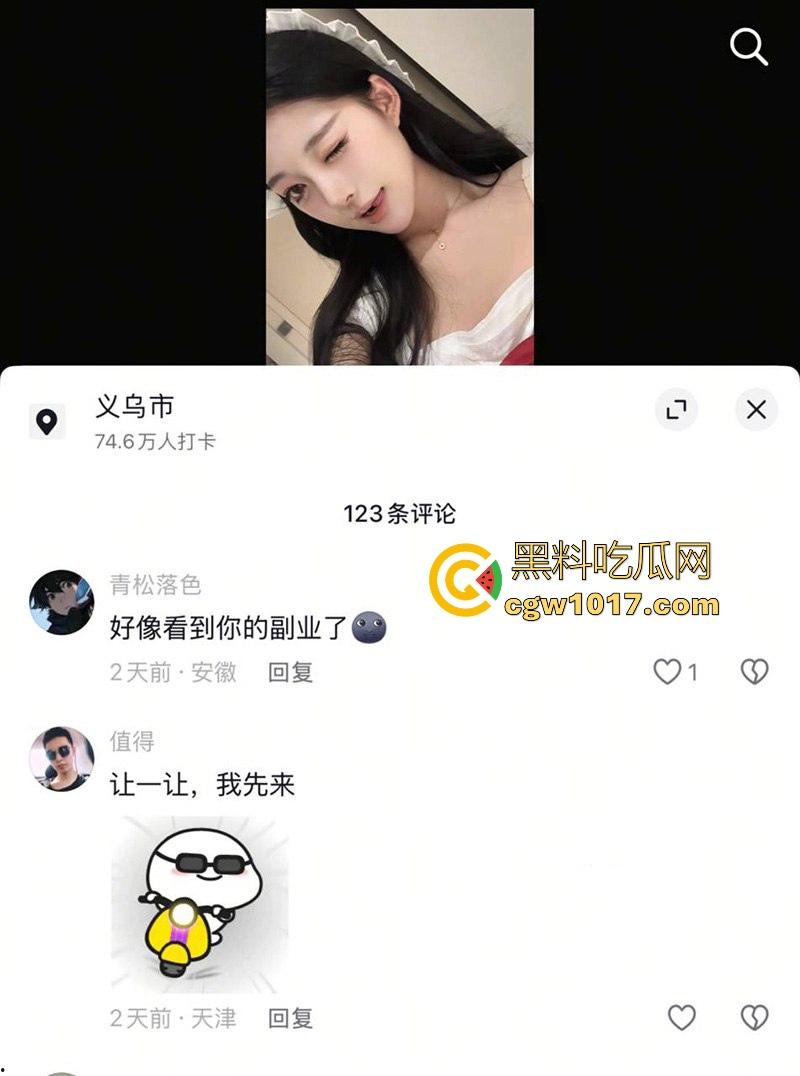 抖音高颜值网红【小棉】网络上人设甜美少女,副业拍定制自慰视频,手指深扣粉嫩骚穴,昔日甜妹化身淫荡尤物!-1