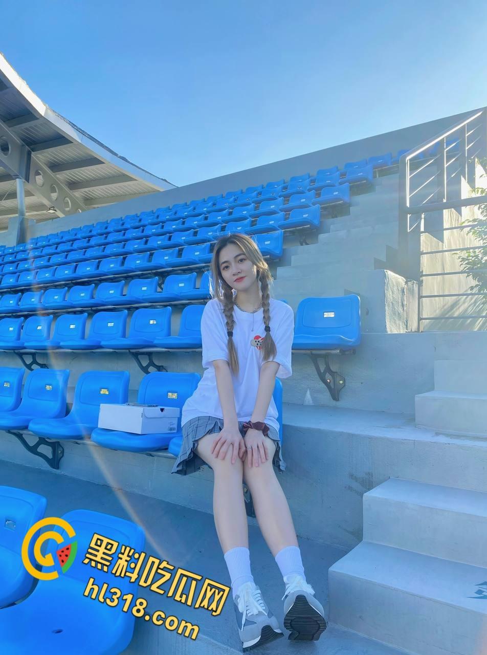 青岛清纯护士【何小笙】，对镜后入疯狂打桩，黑丝眼镜母狗床上淫水横流，自拍被操表情真淫荡 !-1