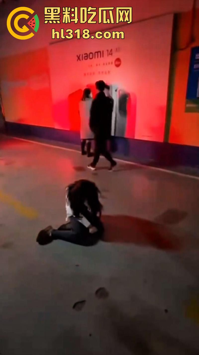 地下停车场捉奸，女子联合亲友抓小三，当场逮住老公和小三亲热，将两人围堵殴打，打人者已经被刑拘！-8