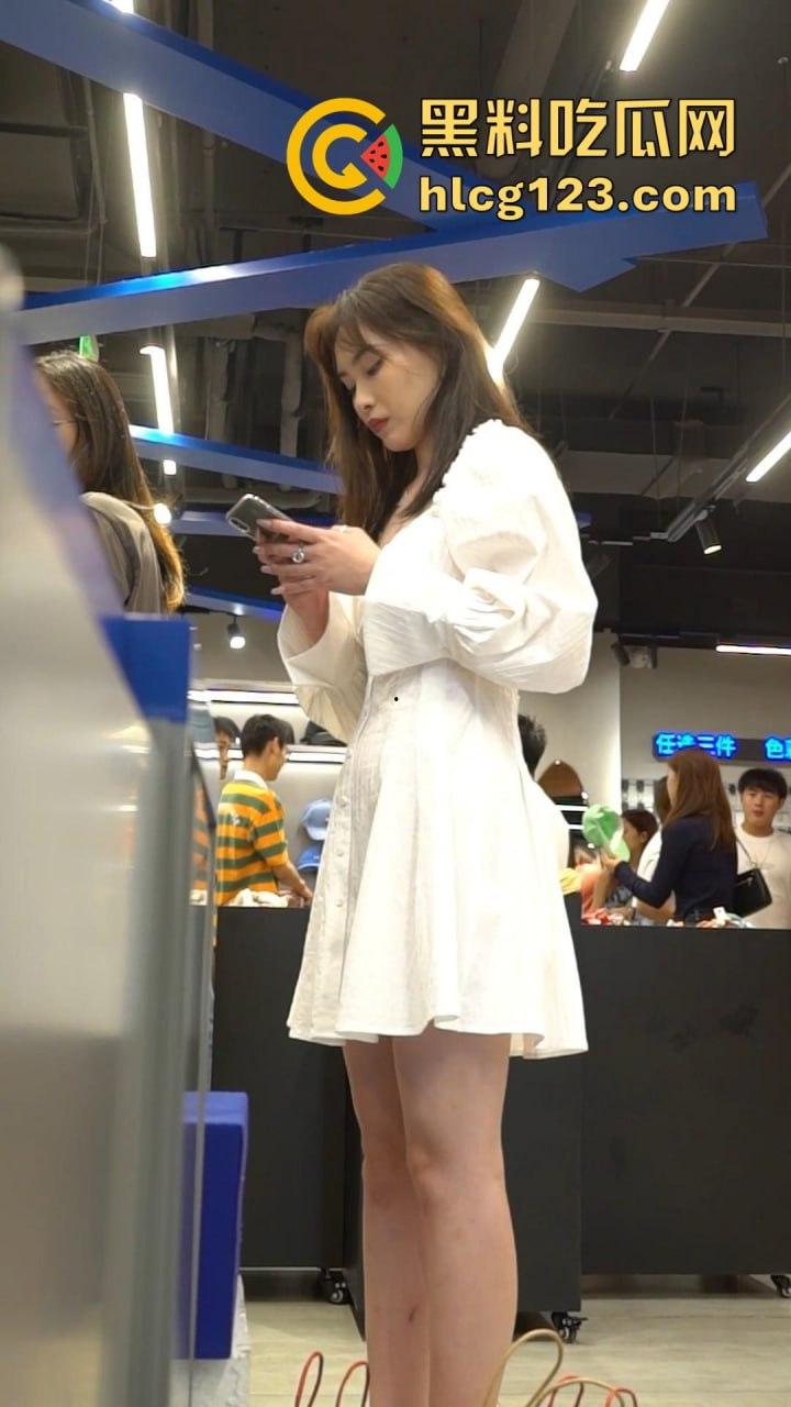 极品女神屁股肥翘，内裤被夹成T！会展中心抄底3位小姐姐，这秋天比夏天还热！-1