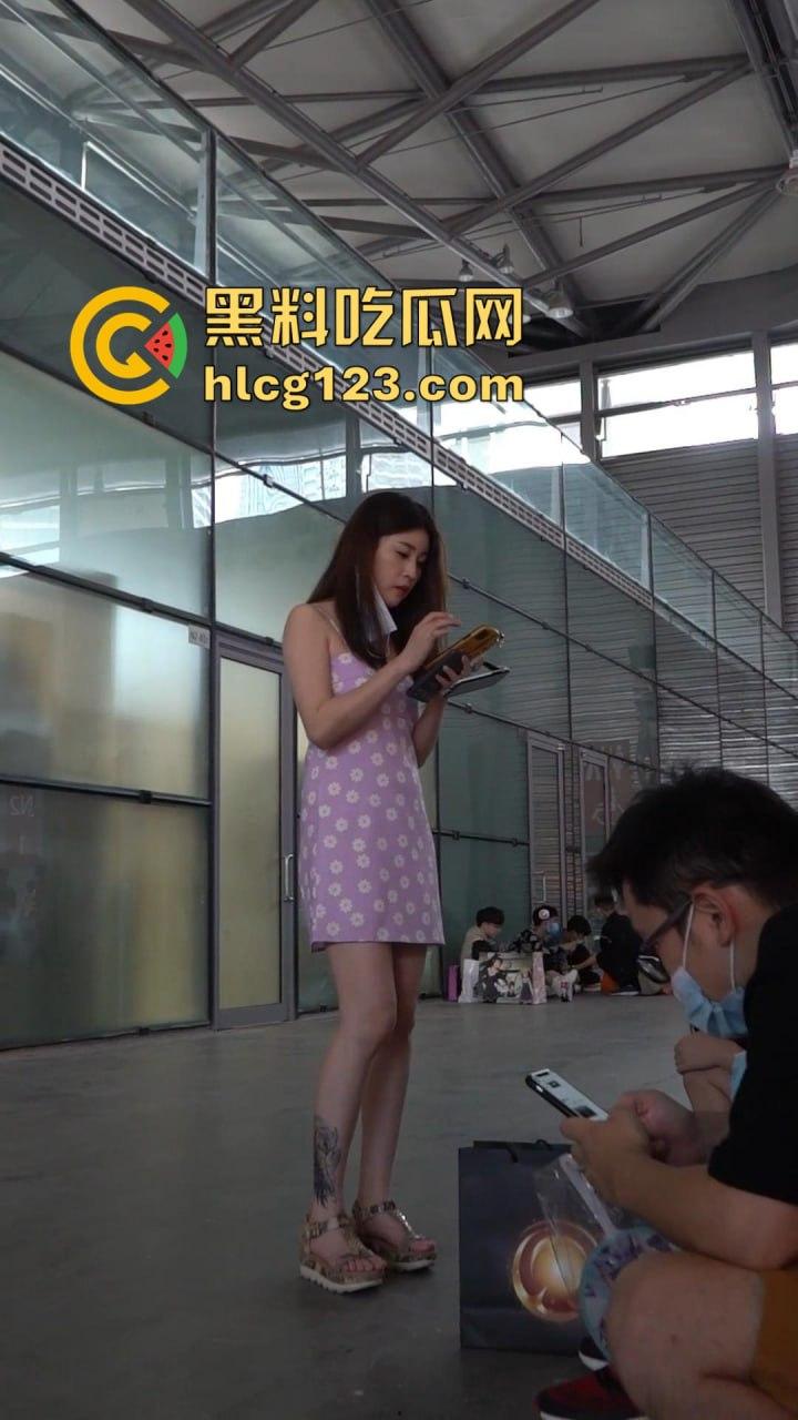 极品女神屁股肥翘，内裤被夹成T！会展中心抄底3位小姐姐，这秋天比夏天还热！-2