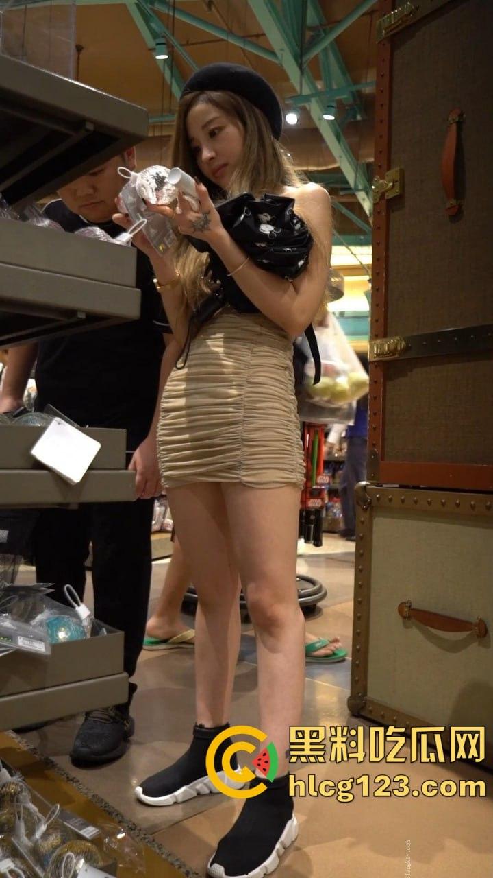 极品女神屁股肥翘，内裤被夹成T！会展中心抄底3位小姐姐，这秋天比夏天还热！-7